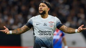Foto: Joisel Amaral/AGIF - Memphis Depay é um dos poupados contra a Portuguesa, com foco na pré-Libertadores.