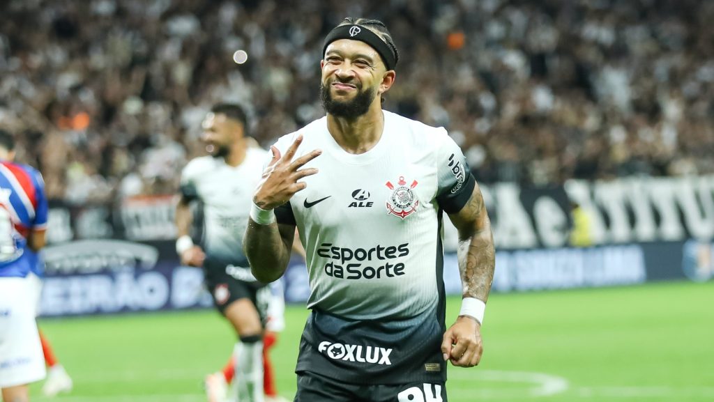 Foto: Marco Miatelo/AGIF - Memphis Depay tem atitudes contestadas pela diretoria do Timão