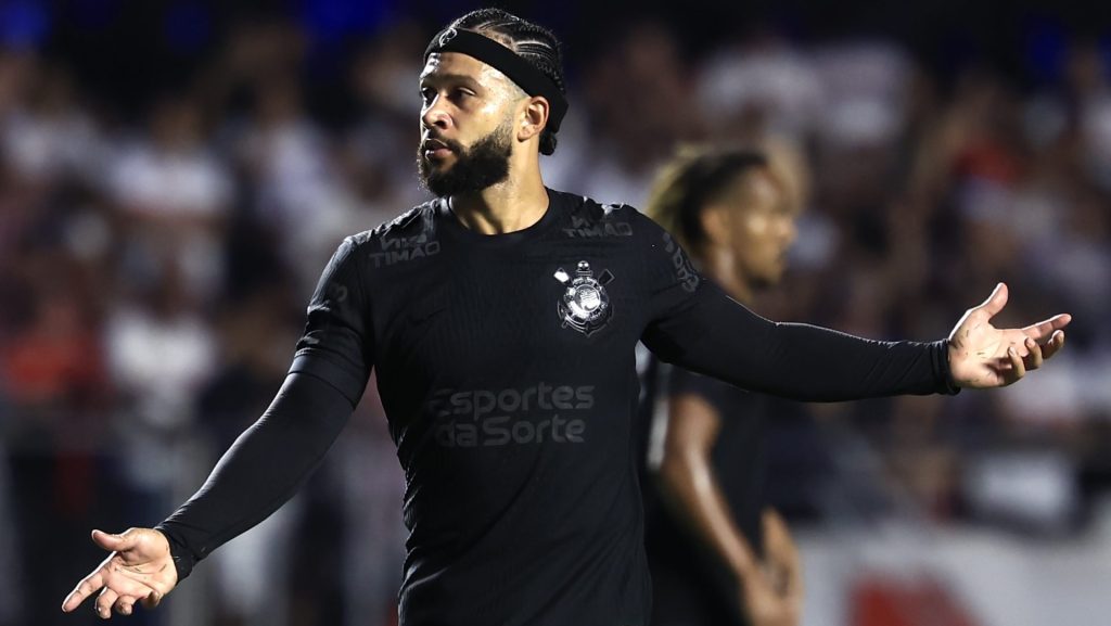 Foto: Marcello Zambrana/AGIF - Memphis Depay, atacante do Corinthians, deixou um recado para Neymar.