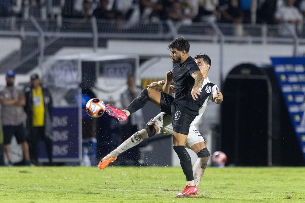 Foto: Diogo Reis/AGIF - Apesar de muita chuva, o Timão conseguiu vencer a Ponte Preta por 1 a 0.