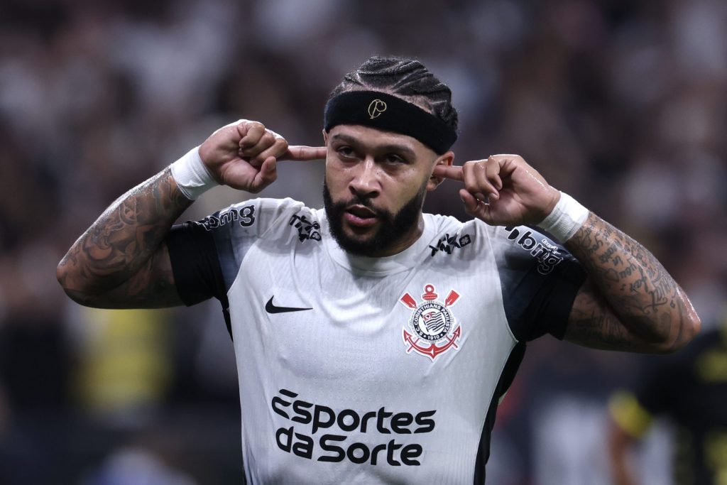 Depay voltou a brilhar - Foto: Marcello Zambrana/AGIF.
