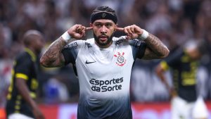 Foto: Marcello Zambrana/AGIF - Memphis Depay vem oscilando no Corinthians.