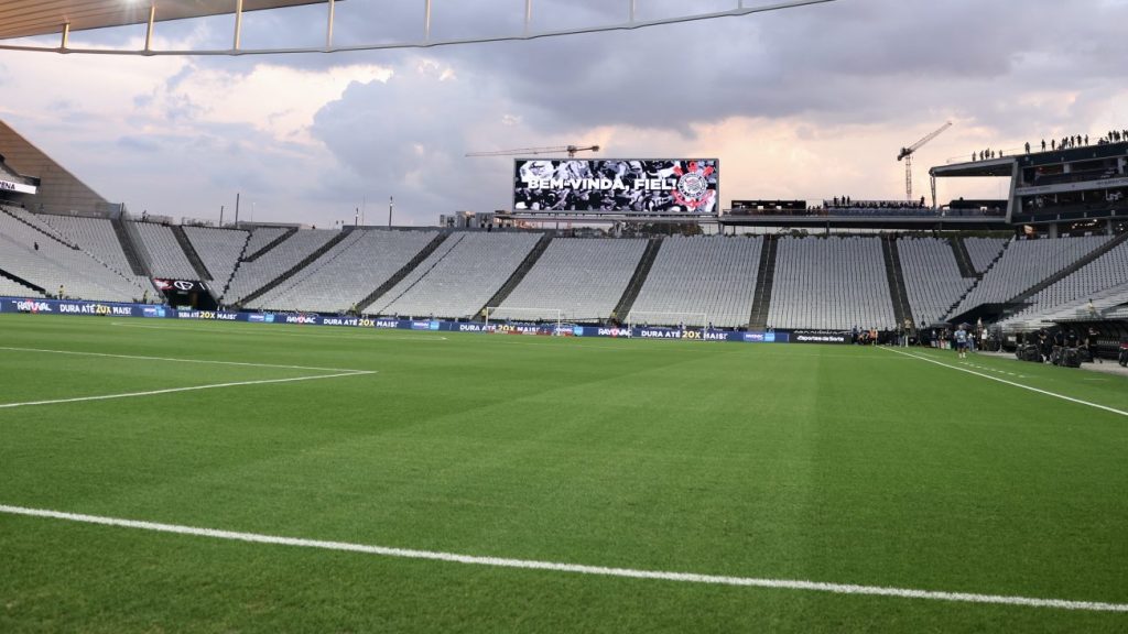 Foto: Marcello Zambrana/AGIF - Gramado do Corinthians virou assunto.