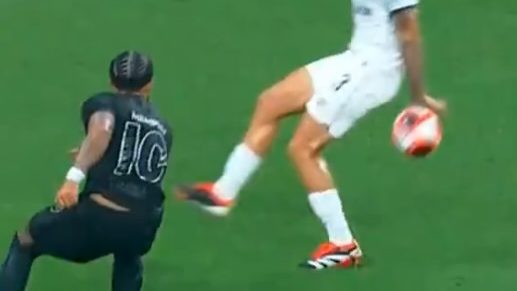 Edina também já prejudicou o Timão - Foto: Reprodução/Cazé TV.