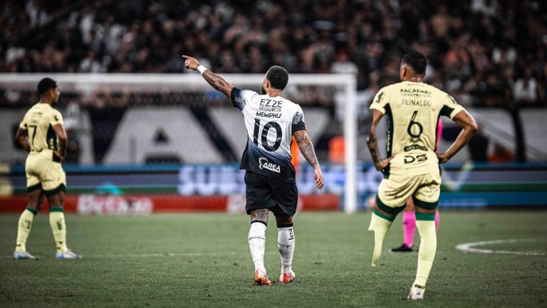 Memphis Depay marcou pela última vez diante do Mirassol - Foto: Leonardo Lima/AGIF.