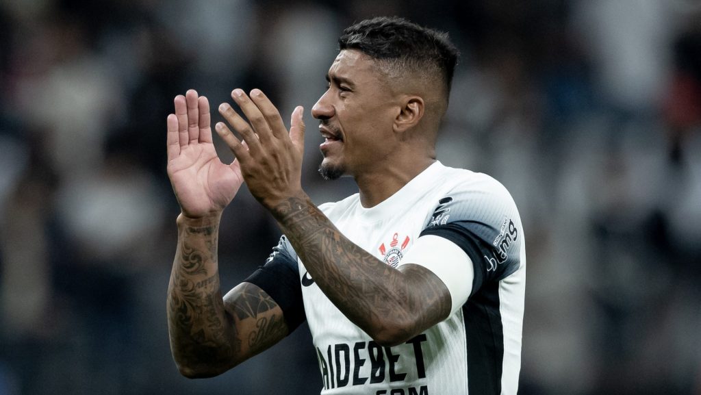 Paulinho se despede do Corinthians em seu último jogo com a camisa corinthiana.