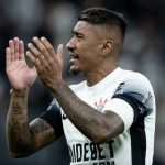 Paulinho se despede do Corinthians em seu último jogo com a camisa corinthiana.