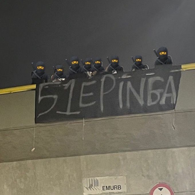 Torcedores do Corinthians exibem faixas e cabeça de porco para provocar Palmeiras - Foto: Reprodução