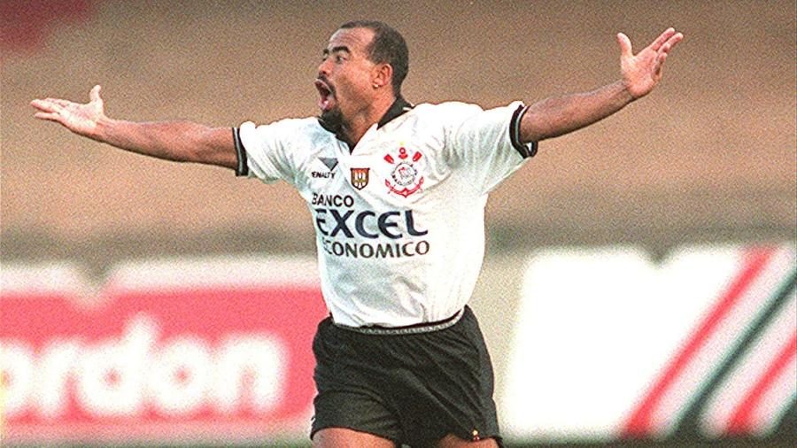 Mirandinha, do Corinthians, comemora gol sobre o Palmeiras pelo Brasileiro de 1997 - Foto: Moacyr Lopes Junior/Folha Imagem
