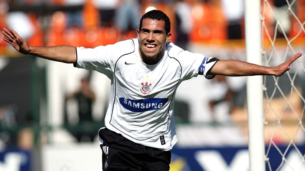 Tevez brilhou pelo Corinthians em 2005 e 2006 e se destacou por aliar velocidade, drible e faro de gol. Saiu do clube como um grande xodó da Fiel - Foto: Marcelo Ferrelli/Gazeta Press