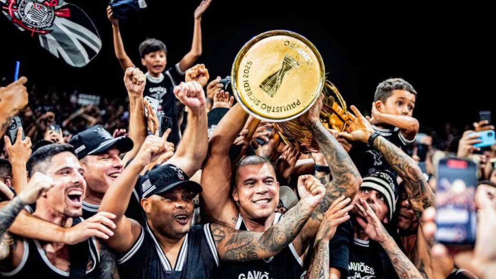 Torcida do Corinthians celebrou com a taça na mão - Foto: Danilo Fernandes/Meu Timão
