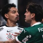 Jogadores se encaram em Corinthians x Palmeiras (Foto: Ettore Chiereguini/AGIF)