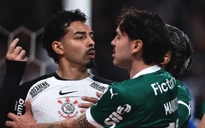 Jogadores se encaram em Corinthians x Palmeiras (Foto: Ettore Chiereguini/AGIF)