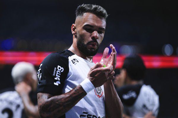 Raniele prova p Palmeiras em comemoração. Foto: Ettore Chiereguine/ AGIF