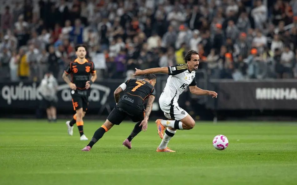 Corinthians vence o Galo na Neo Química Arena. Foto: Jose Amaral/ AGIF