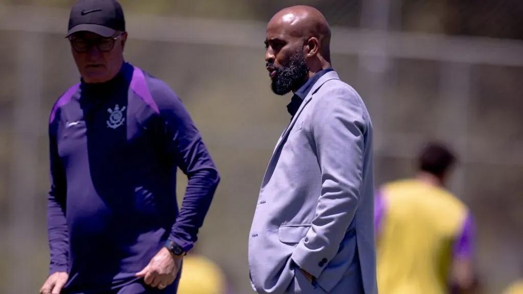Dorival JR e Fabinho Soldado observando o treino do Corinthians. Foto: Rodrigo Coca