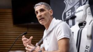 Vojvoda é o técnico do Santos FC. Foto: Raul Baretta