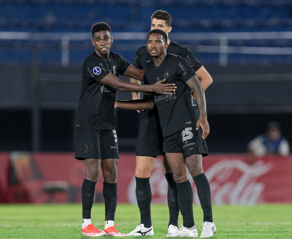 felix_gustavo_henrique_e_caca_durante_a_partida_uaye