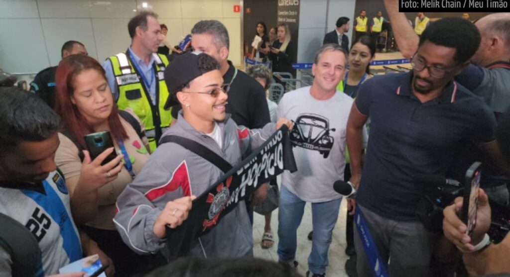 Kaio Cesar desembarca no Brasil para assinar com o Corinthians. Créditos na Imagem.