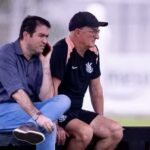 Marcelo Paz e Dorival Jr observando o treino do Corinthians. Foto: Rodrigo Coca