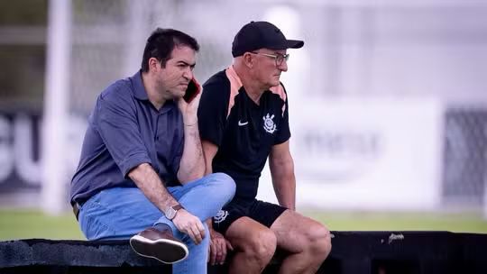 Marcelo Paz e Dorival Jr observando o treino do Corinthians. Foto: Rodrigo Coca