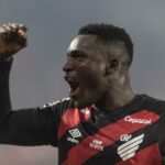 Viveros comemora gol pelo Athletico — Foto: Hedeson Alves/AGIF