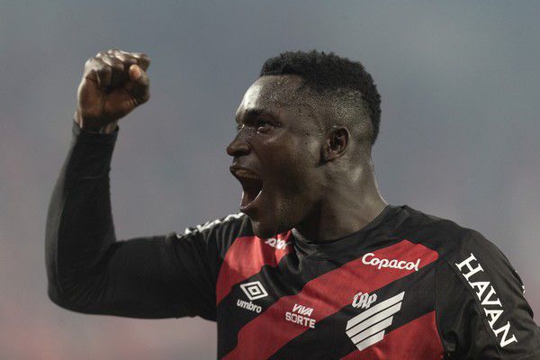 Viveros comemora gol pelo Athletico — Foto: Hedeson Alves/AGIF