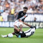 Tesoura de André machucou tornozelo de Thiago Mendes em Corinthians x Vasco. Foto: Jhony Inacio/ Enquadrar/ Estadão Conteúdo