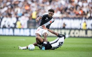 Tesoura de André machucou tornozelo de Thiago Mendes em Corinthians x Vasco. Foto: Jhony Inacio/ Enquadrar/ Estadão Conteúdo