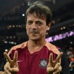 Fernando Diniz vive bom momento no Corinthians (Foto: Roberto Sungi/AtoPress/Folhapress)