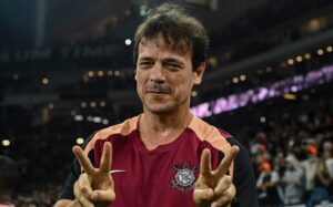 Fernando Diniz vive bom momento no Corinthians (Foto: Roberto Sungi/AtoPress/Folhapress)