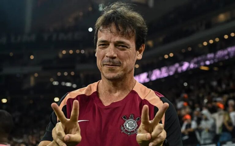 Fernando Diniz vive bom momento no Corinthians (Foto: Roberto Sungi/AtoPress/Folhapress)