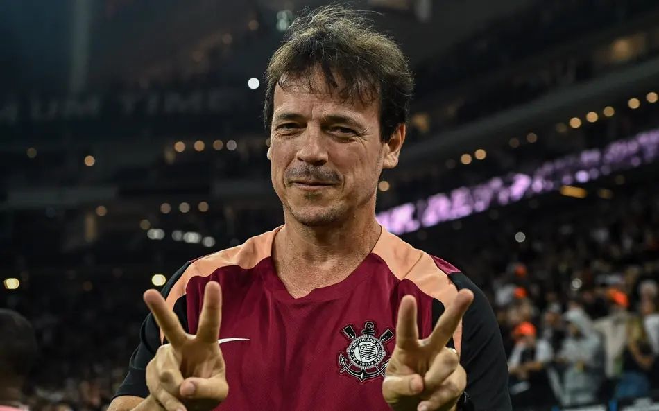 Fernando Diniz vive bom momento no Corinthians (Foto: Roberto Sungi/AtoPress/Folhapress)